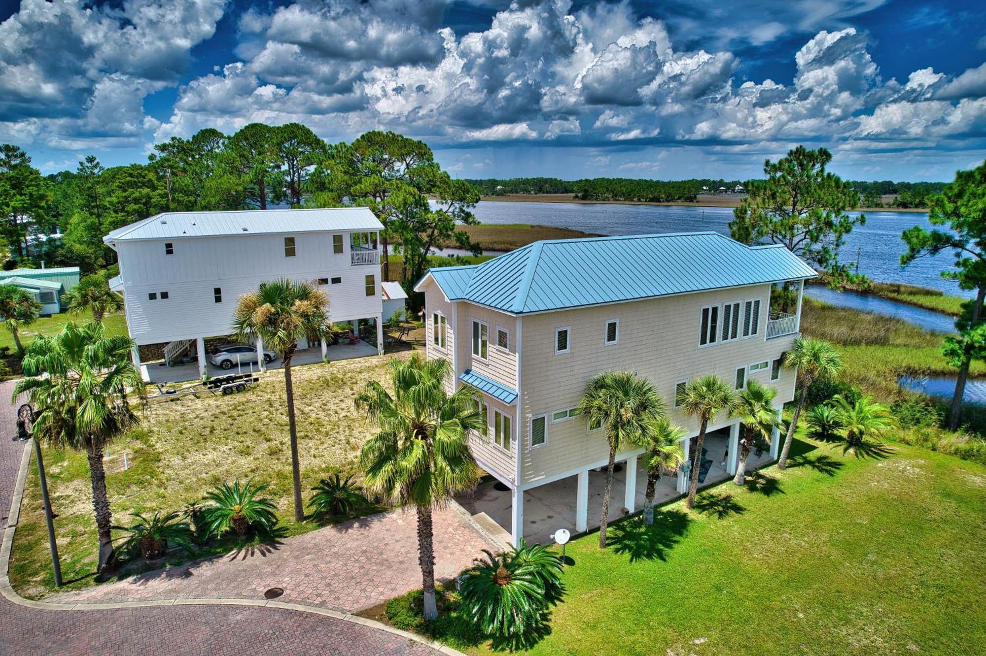 Riverfront Carrabelle Home With Furnished Patio! Exterior photo